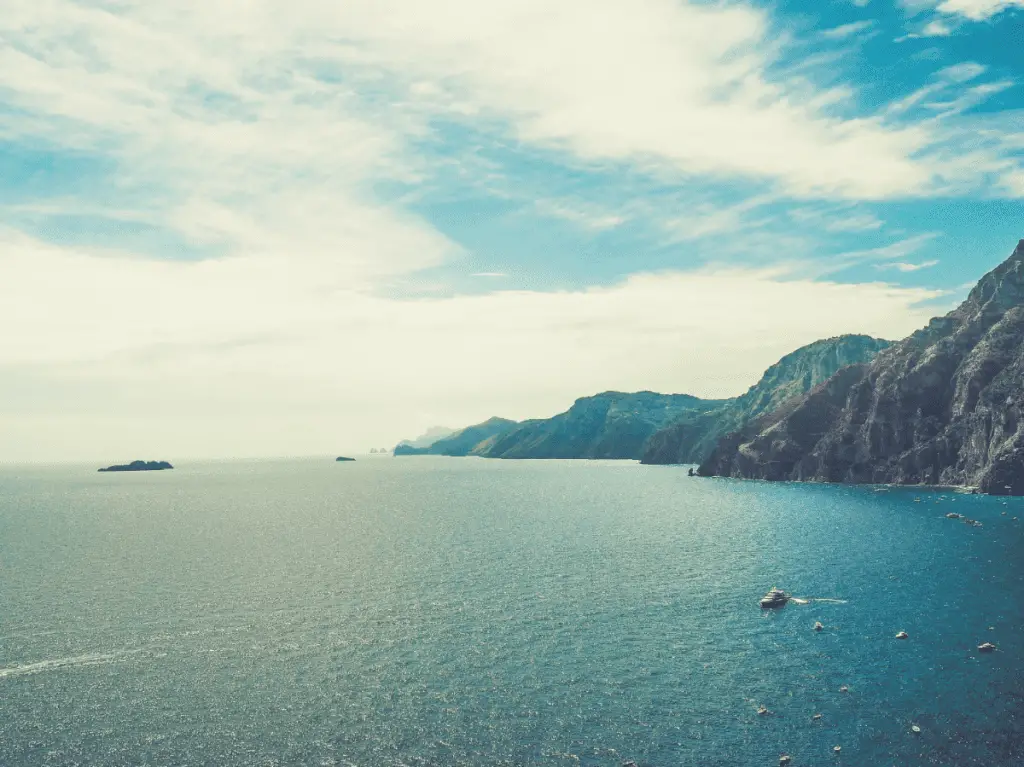 Picture of a sea and mountains