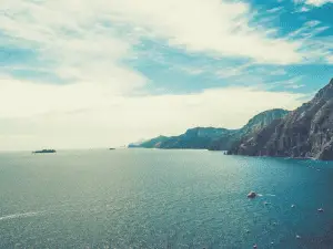 Picture of a sea and mountains